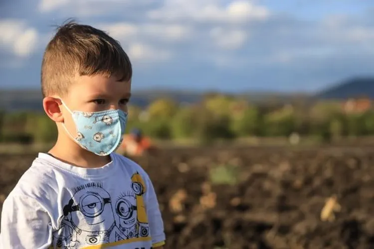 [Ilustrasi] Anak-anak menggunakan masker. (Unsplash/@mborisov)
