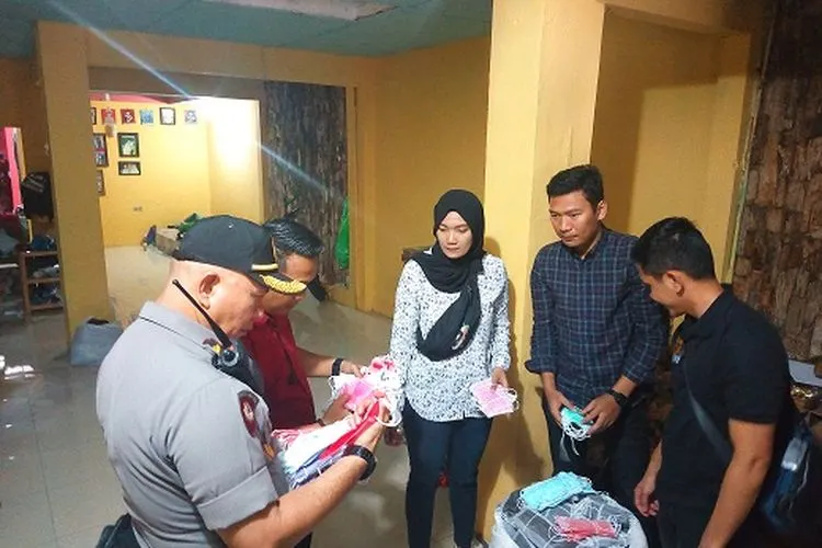Polisi menggerebek rumah di Astanaanyar yang melakukan penimbunan masker bekas, Jumat (6/3/2020). (Ayobandung.com/Faqih Rohman Syafei)