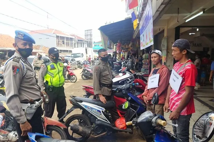 Warga yang terjaring operasi yustisi masker diberikan sanksi. (dok)