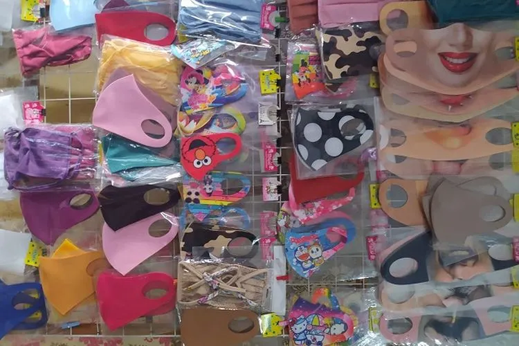 Produk masker scuba karakter wajah yang tinggi peminat. (Ayobekasi/Firda Puri)