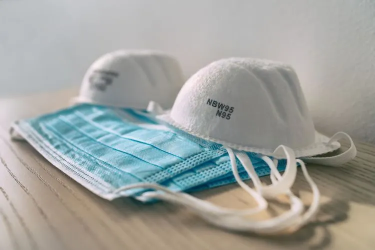 Masker N95 (atas) dan masker bedah. (shutterstock/kompas.com)