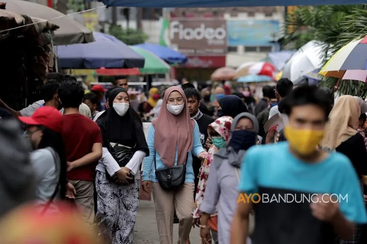 ilustrasi/ Warga Indonesia memakai masker agar terhindar dari virus (AyoBandung)