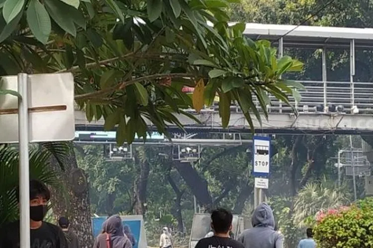 Kondisi massa aksi saat bentrok dengan polisi di kawasan Patung Kuda, Jakpus. (Suara.com/M Yasir)