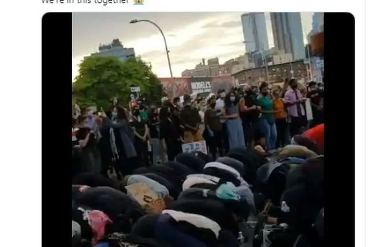 Massa George Floyd Lindungi Demonstran Muslim yang Salat. (twitter.com/_SJPeace_)