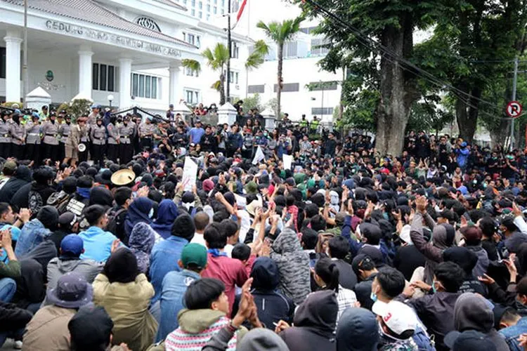 Ribuan massa yang yang terdiri atas mahasiswa, pelajar, buruh Serta Aliansi Rakyat Menggugat Negara kembali menggeruduk Gedung Dewan Perwakilan Daerah (DPRD) Jawa Barat, Jalan Diponegoro, Kota Bandung, Selasa (24/9/2019)/Ayobandung.com