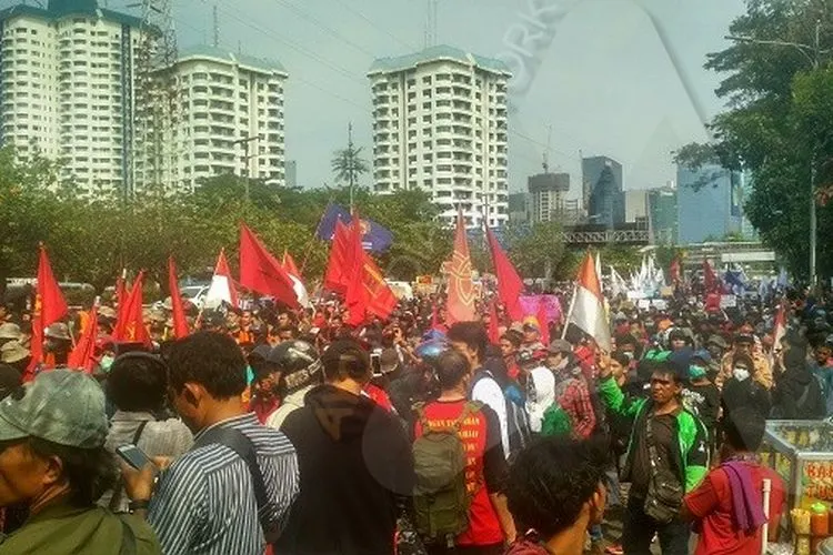 Pengunjuk rasa dari berbagai elemen mulai memadati area gerbang utama gedung DPR RI, Senin (30/9/2019)/Ayojakarta.com