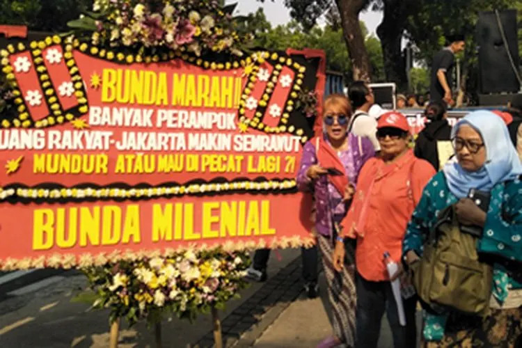 Massa Presidium Rakyat Nusantara (PRN) berunjuk rasa di depan kantor Gubernur DKI Jakarta,  Jakarta Pusat, Jumat (8/11/2019)/Ayojakarta.com-Aprilia Rahapit