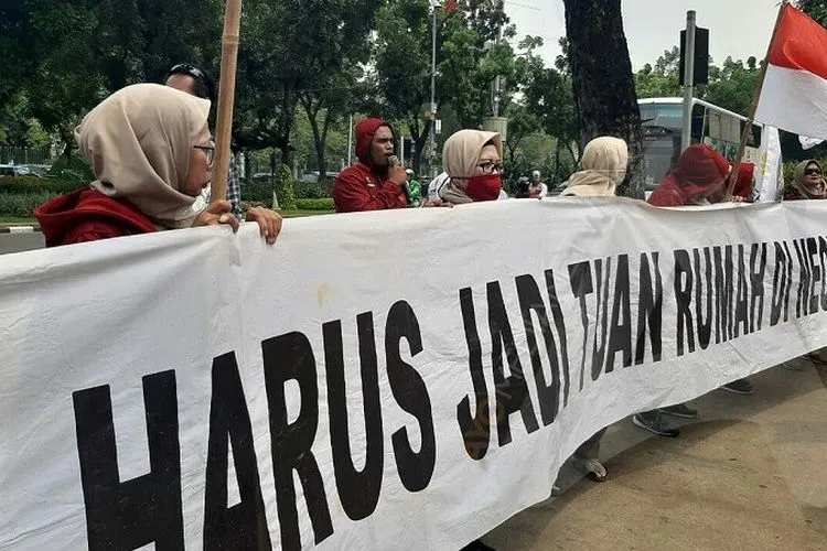 Puluhan massa dari Gerakan Pribumi Indonesia (Geprindo) berunjuk rasa menolak ajang Djakarta Warehouse Project (DWP) di depan Balai Kota DKI Jakarta (Ayojakarta.com/Aprilia Rahapit)