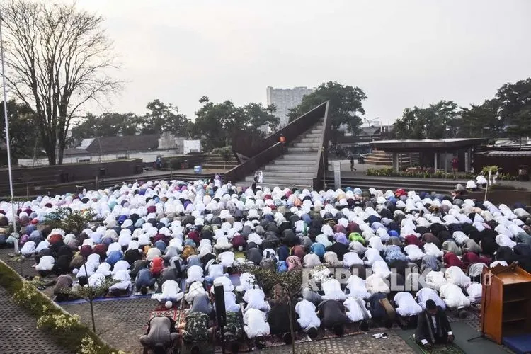 Masyarakat melaksanakan sholat Idul Adha  (Foto: Abdan Syakura)