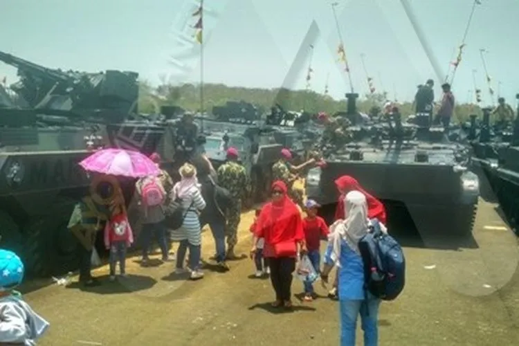Warga bergantian menaiki kendaraan tempur dalam Peringatan HUT ke-74 TNI/Ayojakarta.com