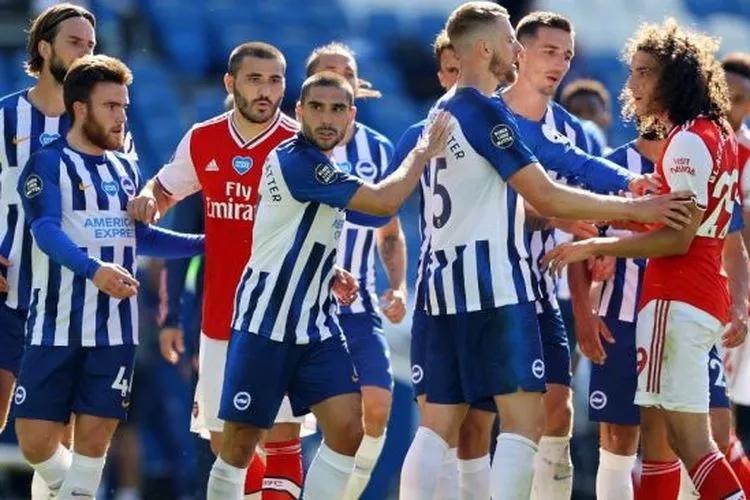 Gelandang Arsenal, Matteo Guendouzi (kanan) terlibat insiden usai laga Liga Inggris 2019/2020 kontra Brighton di AMEX Stadium, Sussex. [Richard Heathcote / POOL / AFP]