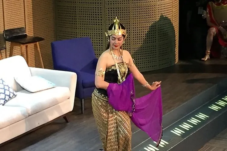 Maudy Koesnaedi memperagakan adegan yang akan ia bawakan dalam pertunjukan wayang orang Sang Sukrasana yang digagas Laskar Indonesia Pusaka/Ayojakarta.com-Istihanah Soejoethi