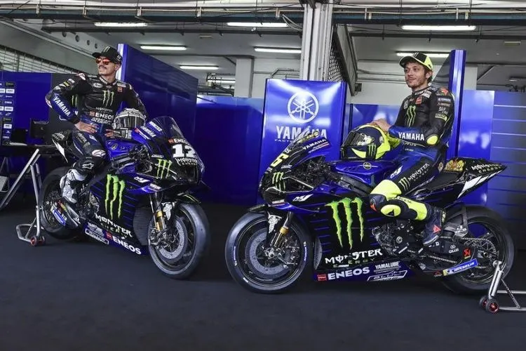 Maverick Vinales (kiri) dan Valentino Rossi dengan motor YZR-M1 untuk MotoGP 2020.(EPA-EFE/SEPANG INTERNATIONAL CIRCUIT)