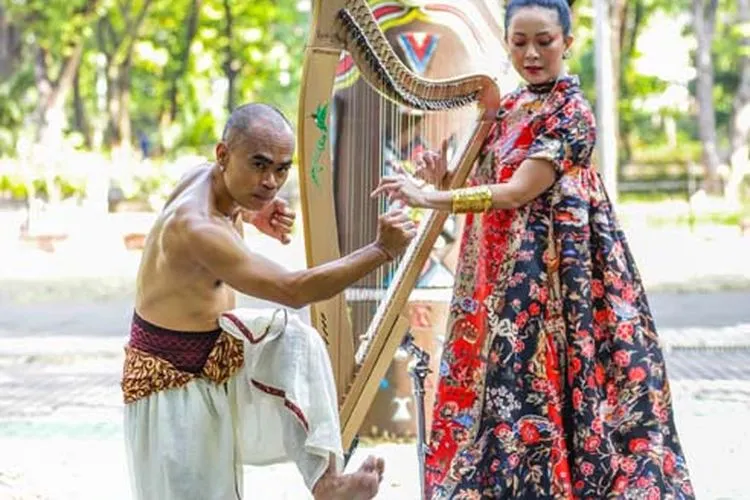 Pertunjukan lantunan musik harpa dan gerak tubuh oleh Maya Hasan dan Eko “Pece” Supriyatno (dok: korporat.ancol.com)