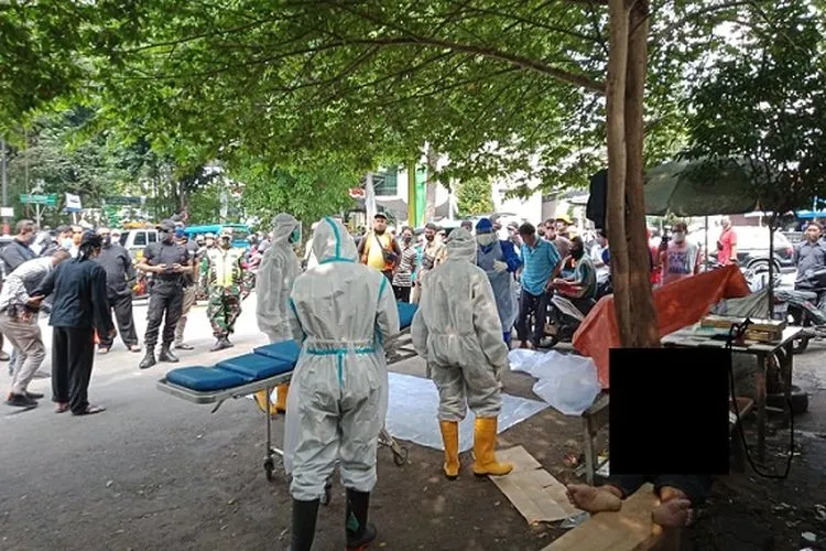 pria yang biasa tinggal di emperan TanahS ereal Kota Bogor dievakuasi menggunakan protokol kesehatan/ dok polisi