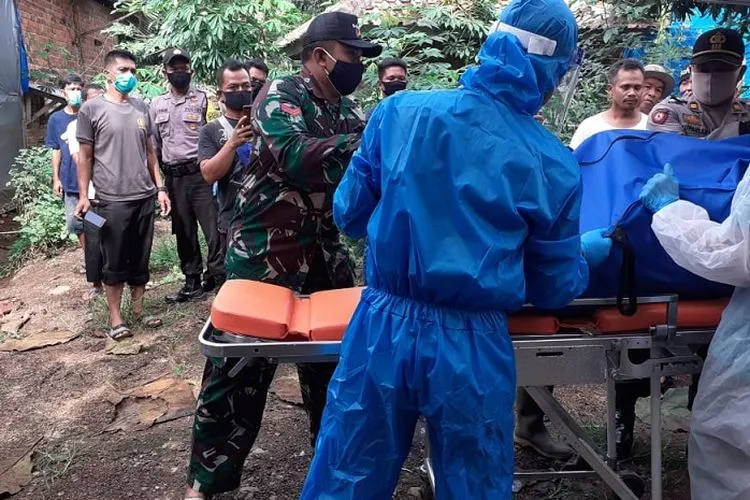 Evakuasi mayat pemuda 17 tahun dari dalam kandang ayam broiler