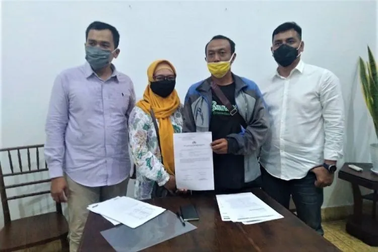 Candraning Setyo didampingi kuasa hukumnya menunjukkan surat laporan dari Polresta Surakarta dalam jumpa pers, Jumat (13/11/2020), di Solo. (Ayosemarang/Budi Cahyono)