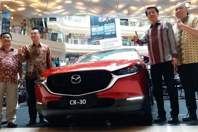 Manajemen PT Eurokars Motor Indonesia (EMI) dan PT Automobil Jaya Abadi foto bersama di depan Mazda CX-30 di Mall Paragon, Semarang, Jumat (20/2/2020). (Arie Widiarto/Ayosemarang.com)