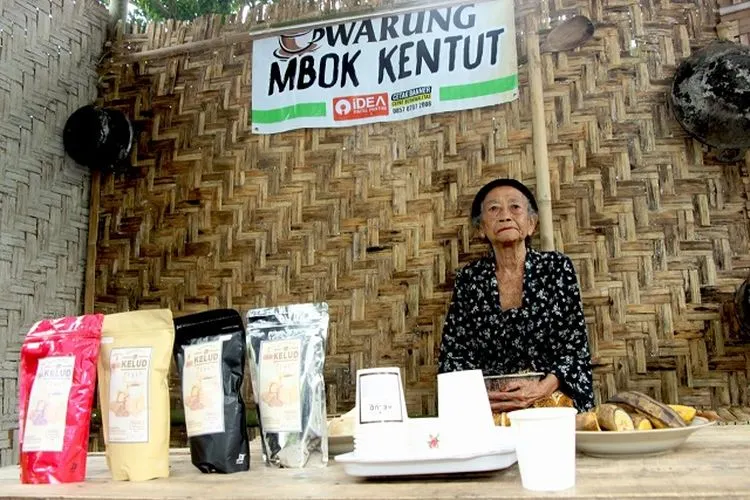 Mbok Kentut, barista kopi legendaris dari lereng Gunung Kelud (LAZ Al Azhar)