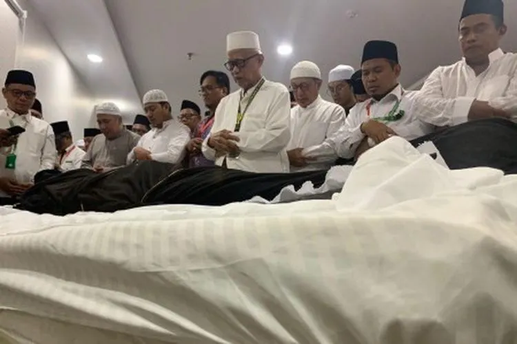 Ilustrasi--Umat muslim mengangkat jenazah KH Maimun Zubair (Mbah Moen) seusai dimandikan di Masjid Muhajirin Khalidiyah, Mekkah, Selasa (6/8/2019). Jenazah selanjutnya akan disemayamkan di Kantor Urusan Haji Daker Syisyah, Mekah lalu disalatkan di Masjidil Haram dan dimakamkan di Kota Mekah. ANTARA/Hanni Sofia/wpa/aww.