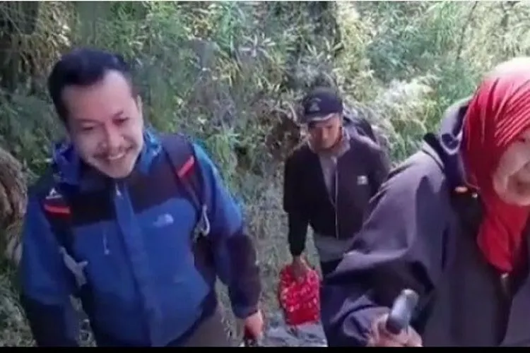 Potongn video Mbok Yem mendaki Gunung Lawu (Instagram @pendaki_gunung)