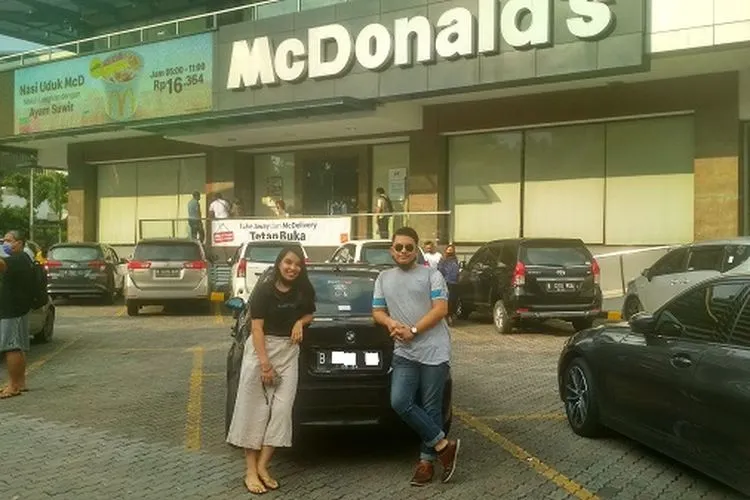 Pengunjung gerai McDonald's Sarinah menyempatkan diri untuk mengabadikan momen terakhir sebelum restoran itu tutup untuk seterusnya mulai 10 Mei 2020. (Ayojakarta.com/Hendy Dinata)