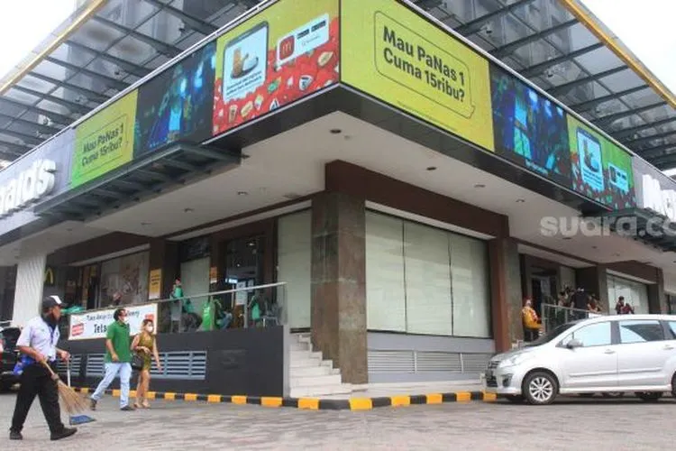 Suasana di depan McDonalds Sarinah Thamrin, Jakarta, Jumat (8/5/2020). [Suara.com/Oke Atmaja]