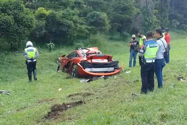 Kecelakaan di Tol Jagorawi membuat mobil brand McLaren ringsek. (Dokumen Polresta Bogor Kota )