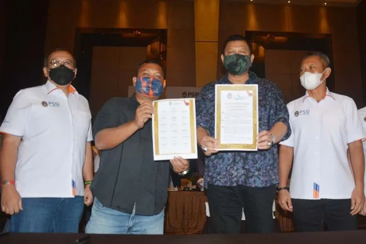 Direktur Utama PT LIB, Akhmad Hadian Lukita bersama Dirops PT LIB Sudjarno, mengapit dua perwakilan tim Liga 1 dalam Extraordinary Club Meeting di Yogyakarta, Selasa (13/10/2020). (Ayojakarta/Budi Cahyono)