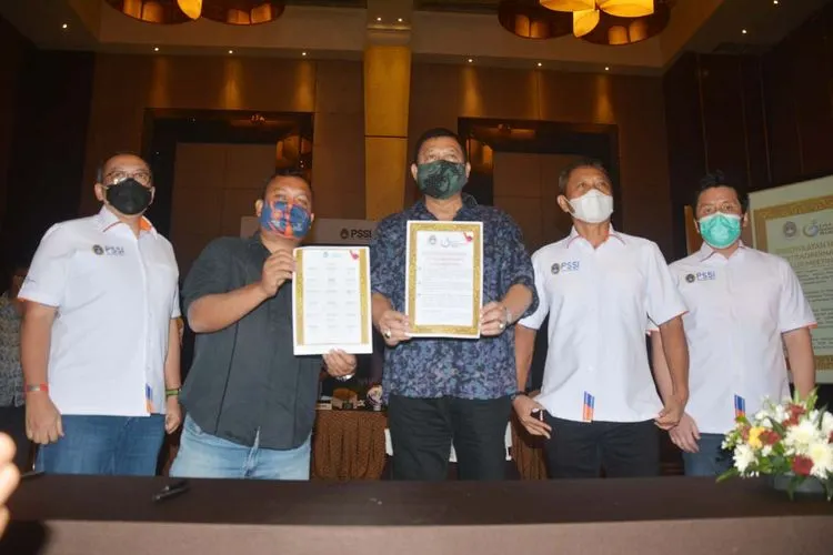 Firman Achmadi menunjukkan hasil kesepakatan Extraordinary Meeting di Yogyakarta, Selasa (13/10/2020). (Ayojakarta/Budi Cahyono)