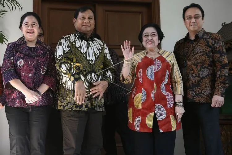 Ketua Umum PDI Perjuangan Megawati Soekarnoputri (kedua kanan) didampingi Puan Maharani (kiri) dan Prananda Prabowo (kanan) menerima Ketua Umum Partai Gerindra Prabowo Subianto (tengah) di kediaman Jalan Teuku Umar, Jakarta, Rabu (24/7/2019). (ANTARA)