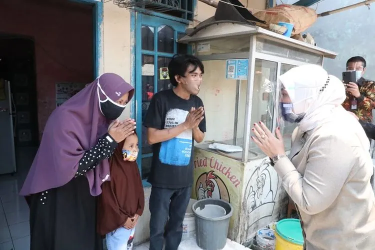 Menaker Ida Fauziyah ketika mengunjungi penerima bantuan subsidi upah (BSU), semula disebut bantuan langsung tunai (BLT), dari pemerintah senilai Rp600 ribu per bulan selama empat bulan/Kemnaker.go.id