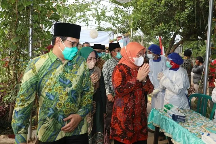 Menteri Desa, Pembangunan Daerah Tertinggal, dan Transmigrasi, Abdul Halim Iskandar (kiri) dan Menteri Ketenagakerjaan Ida Fauziyah (kanan batik coklat)/kemnaker.go.id