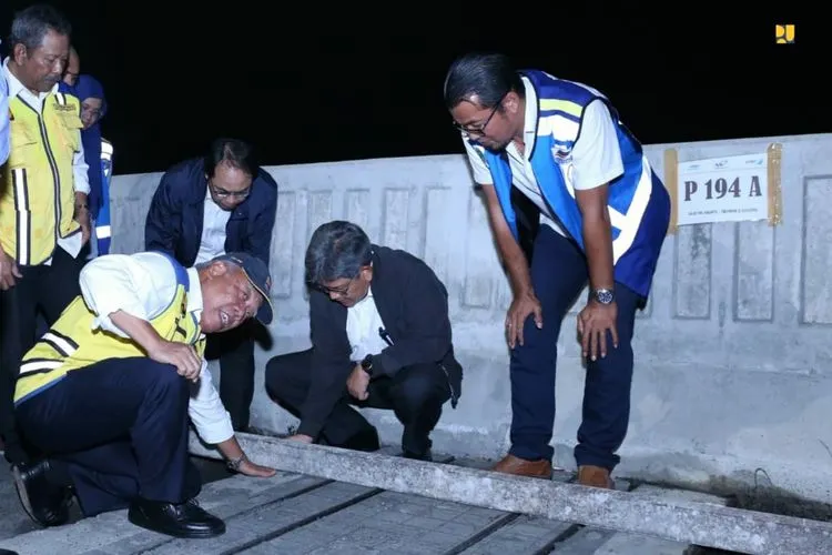 Menteri PUPR Basuki Hadimuljono meninjau kesiapan Jalan Tol Layang Japek (Humas PUPR)