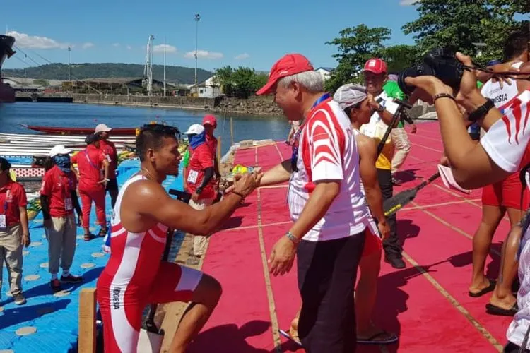 Menteri PUPR sekaligus Ketum PODSI Basuki Hadimuljono memberi selamat atlet dayung peraih medali di SEA Games 2019 (Humas PUPR)