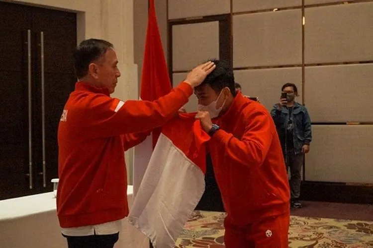 Salah satu pemain Timnas U-19 mencium bendera di hadapan  Ketua Umum PSSI, Mochamad Iriawan dalam acara pelepasan menuju Kroasia, Sabtu (29/8/2020). (dok PSSI)