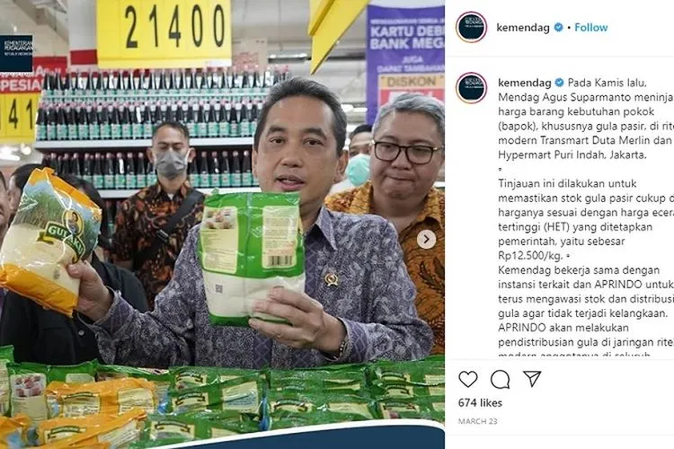 Mendag Agus Suparmanto meninjau harga barang kebutuhan pokok (bapok), khususnya gula pasir, di ritel modern Transmart Duta Merlin dan Hypermart Puri Indah, Jakarta pada 23 Maret. Instagram: @kemendag