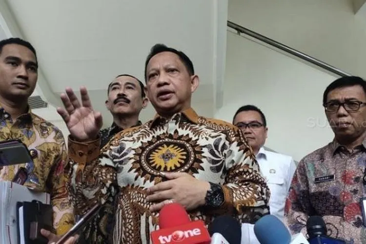 Mendagri Tito Karnavian seusai bertemu dengan Wakil Presiden Ma'ruf Amin di kantornya, Jalan Medan Merdeka Utara, Jakarta Pusat, Rabu (5/2/2/2020). (Suara.com/Ria Rizki)
