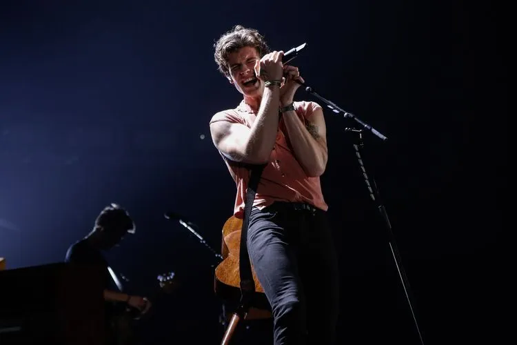 Penyanyi Shawn Mendes menghibur para penggemarnya di SICC, Selasa (8/10/2019)/Kompas