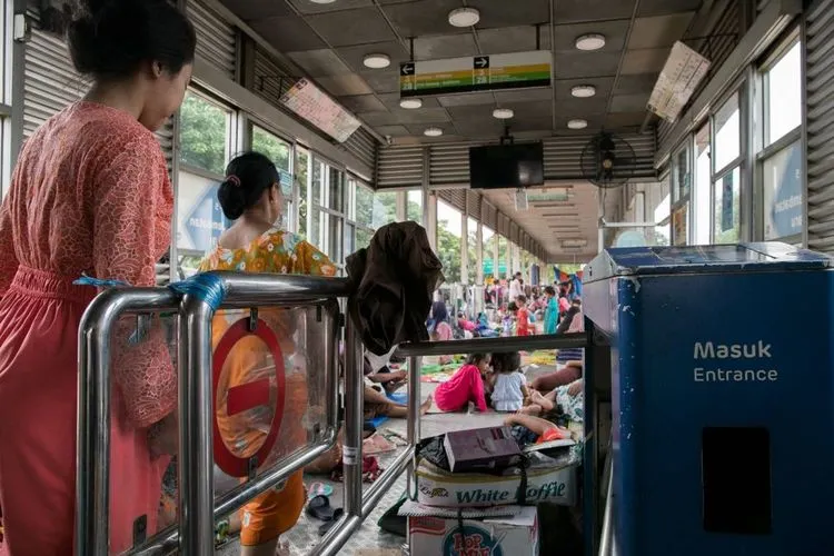 Warga mengungsi di Halte Transjakarta Jembatan Baru, Daan Mogot, Jakarta Barat, Jumat (03/01). [Suara.com/Alfian Winanto]