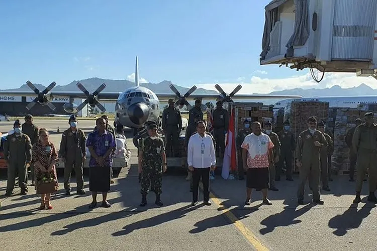 Duta Besar Republik Indonesia R.M Benyamin Scott Carnadi secara resmi telah menyerahkan bantuan kemanusiaan bagi korban Topan Harold kepada Menteri Pertahanan Republik Fiji Inia Seruiratu di Bandara Internasional Nadi, Fiji pada  Jumat (15/5/2020) pukul 09.00 waktu setempat. (Puspen TNI)