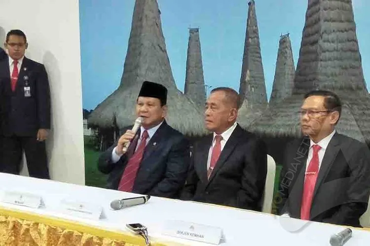 Menteri Pertahanan, Prabowo Subianto, dan mantan Menhan, Ryamizard Ryacudu, usai serah terima jabatan di kantor Kemhan, Jakarta, Kamis (24/10/2019)/Ayojakarta.com