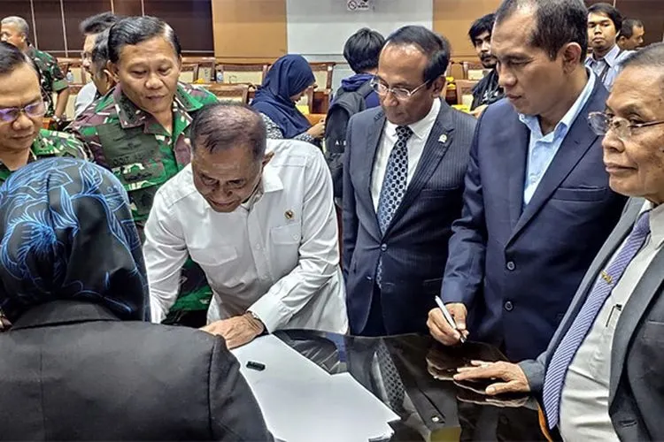 Menteri Pertahanan Ryamizard Ryacudu (baju putih) bersama  Panitia Kerja (Panja) RUU PSDN untuk Ketahanan Negara, Satya Widya Yudha/Dok