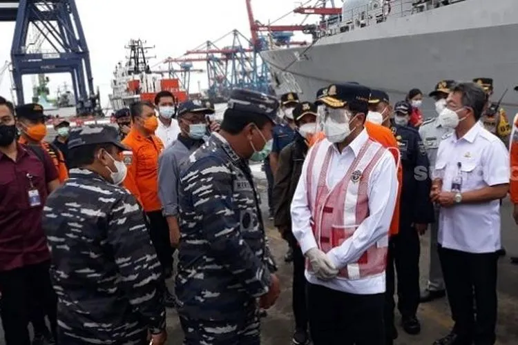 Menhub Budi Karya Sumadi meninjau langsung posko pencarian pesawat Sriwijaya jatuh di JICT 2, Minggu (10/1/2021) pagi. (Suara.com/Novian)