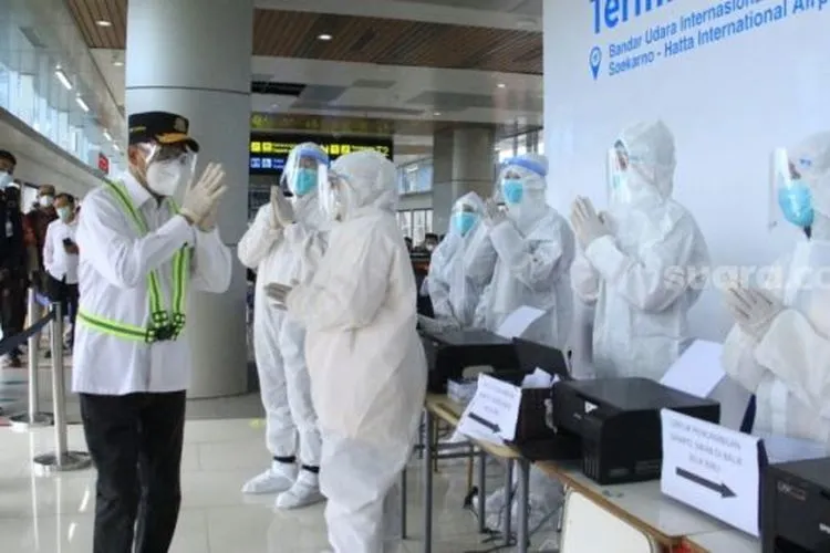 Menhub Budi Karya Sumadi meninjau Airport Health Center yang berada di SMMILE Center Terminal 3 untuk melihat proses pelaksanaan Rapid Test Antigen, Sabtu (26/12/2020). [Suara.com]