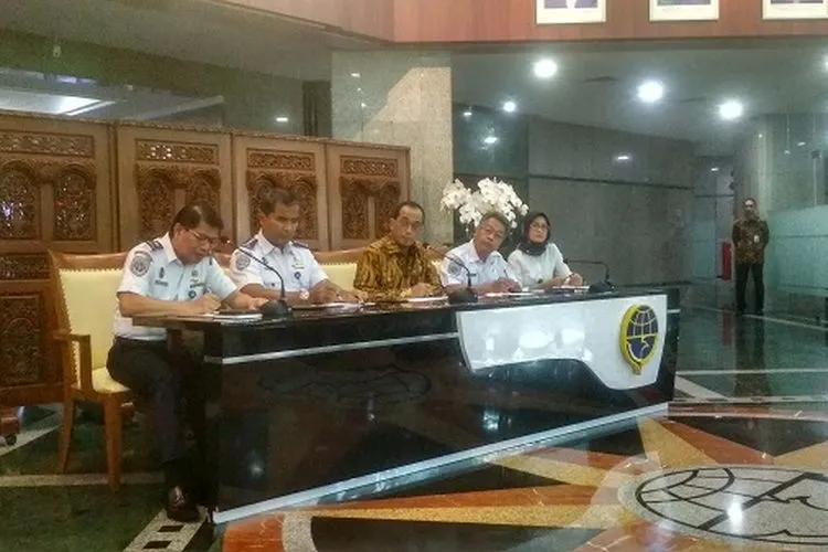 Menteri Perhubungan, Budi Karya Sumadi (tengah), saat konferensi pers tentang penundaan penerbangan dari dan ke China sejak Rabu (5/2/2020) pukul 00:00 WIB, hingga waktu yang belum ditentukan. (Ayojakarta.com/Hendy Dinata)