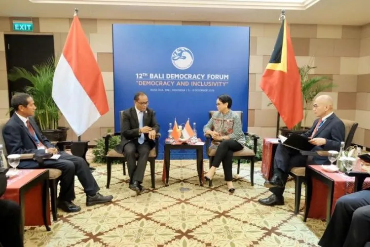 Menteri Luar Negeri Retno Marsudi melakukan pertemuan dengan Menteri Luar Negeri dan Kerja Sama Timor Leste Dionisio Soares di sela Forum Demokrasi Bali ke-12 (Kemlu RI)