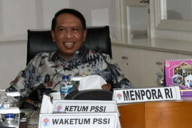 Menpora Zainudin Amali saat mengadakan pertemuan dengan PSSI di Gedung Kemenpora, Senayan, Jakarta, Selasa (10/3/2020). [Suara.com/Arief Apriadi]