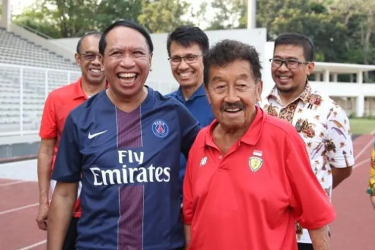 Menpora Zainudin Amali (kiri) bersama Almarhum Bob Hasan. ( Foto: kemenpora.go.id )