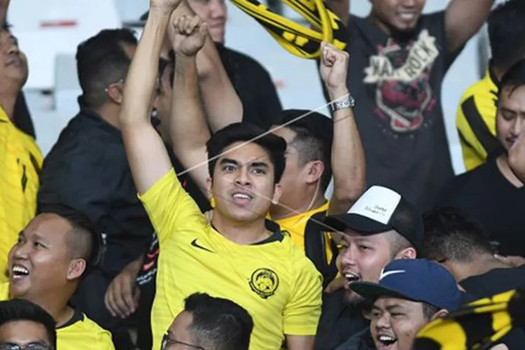 Syed Saddiq di tengah para suporter Malaysia yang menonton pertandingan Indonesia-Malaysia, Kamis malam (5/9/2019)/Antara